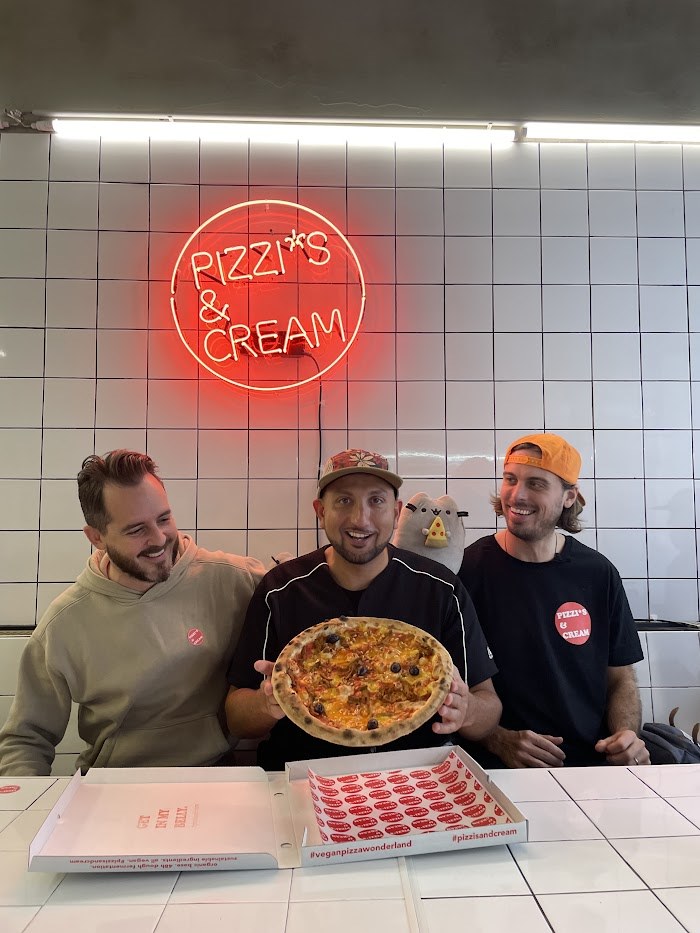 Orangene Lieferando Pizza mit DJ Mosaken Nr.1